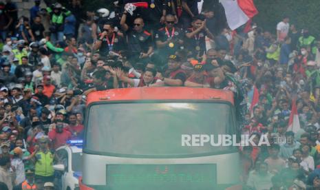 Ketua Umum PSSI Erick Thohir (tengah) bersama Menteri Pemuda dan Olahraga Dito Ariotedjo dan kontingen atlet cabang olahraga sepak bola saat mengikuti pawai kirab juara kontingen atlet Indonesia di kawasan Bundaran HI, Jakarta, Jumat (19/5/2023). Persatuan Sepakbola Seluruh Indonesia (PSSI) telah mendatangani nota kesepahaman (MoU) dengan Asosiasi Sepakbola Jepang (JFA) pada Senin (22/5/2023).