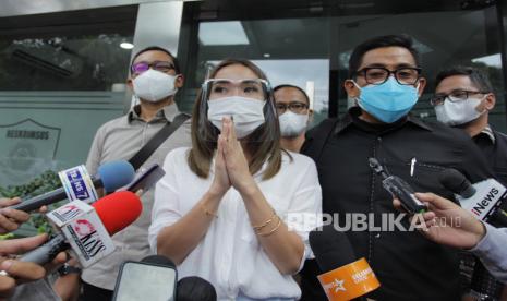 Artis Gisella Anastasia (kiri) didampingi kuasa hukumnya Sandy Arifin dicecar pertanyaan oleh wartawan usai diperiksa di Gedung Ditkrimsus Mapolda Metro Jaya, Jakarta, Rabu (23/12/2020). Artis Gisella Anastasia menjalani pemeriksaan tambahan sebagai saksi selama 4,5 jam atas video asusila yang mirip dirinya. 