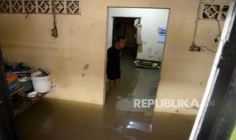 Ilustrasi banjir. Dua remaja hanyut masuk gorong-gorong yang tidak terlihat karena banjir di Depok, Rabu (26/4/2023).