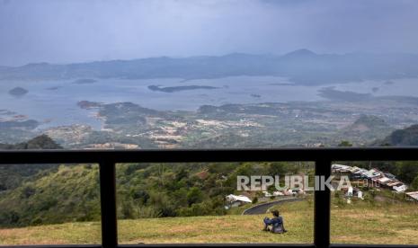 Warga menikmati panorama dari puncak Batu Dua, Cisitu, Kabupaten Sumedang, Jawa Barat (ilustasi). Pemerintah Kabupaten Sumedang, Jawa Barat memersilahkan pelaku usaha wisata menjalankan aktivitasnya saat libur Natal dan Tahun Baru (Nataru).