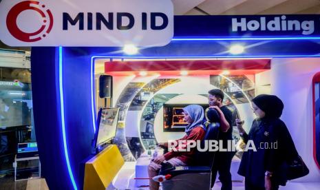 Pengunjung mencoba simulator eskavator di experience booth MIND ID.