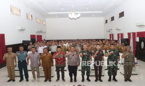 Forkopimda Indramayu menggelar Rapat Koordinasi Lintas Sektoral dalam Rangka Operasi Mantap Brata Lodaya 2023-2024 tentang Kesiapan Pengamanan Pemilu 2024 di Mapolres Indramayu, Senin (9/10/2023). 