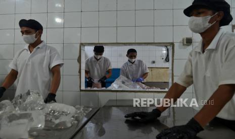 Pekerja memotong daging ayam di Rumah Potong Hewan Unggas (RPHU) Restu Jaya, Rawa Kepiting, Pulo Gadung, Jakarta Timur, Sabtu (4/5/2024). RPHU Restu Jaya  mendistribusikan daging ayam potong ke seluruh pasar di Jakarta sebanyak 15-25 ton per hari dengan harga jual mulai dari Rp9.000 per kilogram untuk kepala ayam hingga Rp46.000 per kilogram untuk dada ayam fillet. Sementara, Pemerintah melalui Kementerian Perdagangan mewajibkan  seluruh RPH memiliki sertifikat halal paling lambat hingga Oktober 2024 yang diatur melalui Undang-Undang No. 33 Tahun 2014 tentang sertifikat halal.