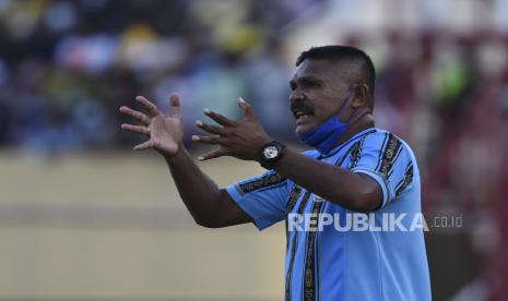 Pelatih kepala Tim Papua Eduard Ivakdalam memberikan instruksi kepada pemainnya saat pertandingan babak enam besar Sepak Bola putra PON Papua di Stadion Mandala, Kota Jayapura, Papua, Ahad (10/10). Tim Papua menang atas tim Sumatera Utara dengan skor 2-0.