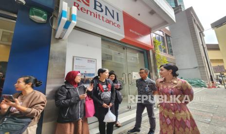 Kepala Eksekutif Pengawas Perilaku Pelaku Usaha Jasa Keuangan, Edukasi dan Perlindungan Konsumen OJK Friderica Widyasari Dewi dan Direktur Network & Services BNI Ronny Venir meninjau aktivitas layanan di kantor BNI Remittance dan ATM Gallery BNI di Causeway Bay, Hongkong, Sabtu (24/2/2024). BNI memberikan layanan keuangan yang lengkap bagi diaspora Indonesia melalui layanan Kantor BNI Hongkong, BNI Remittance, mesin ATM, hingga aplikasi BNI Mobile Banking.