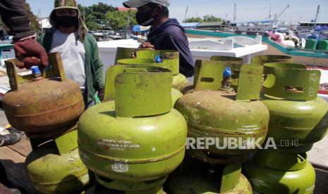 Pekerja membongkar muat gas elpiji tiga kilogram ke atas kapal di Pelabuhan Paotere, Makassar, Sulawesi Selatan, Selasa (4/5/2021). PT Pertamina (Persero) memperkirakan konsumsi elpiji jelang lebaran Idul Fitri mencapai 26.350 metrik ton per hari atau naik sebesar 5,4 persen dari kondisi normal sebanyak 25 ribu metrik ton per hari. 