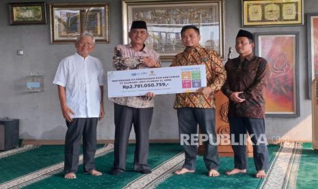 Baznas RI menerima penyaluran zakat, infak, dan sedekah (ZIS) dari PT Asuransi Jiwa Syariah Al Amin senilai Rp 2,79 miliar.