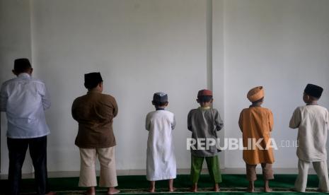 Ilustrasi membiasakan anak sholat. Teladan orang tua merupakan hal mutlak biasakan anak sholat 