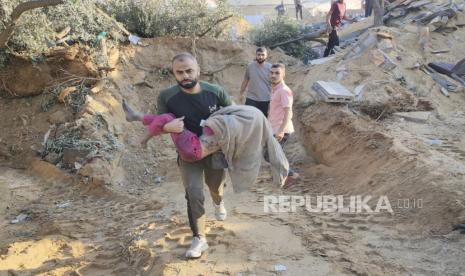 Warga Palestina yang mengungsi ke selatan menyebut pemboman Israel di wilayah timur sekitar jalan tersebut tidak pernah berhenti.