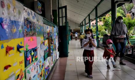 PTM 100 persen di Bali diminta dikaji ulang terkait lonjakan kasus Covid-19.