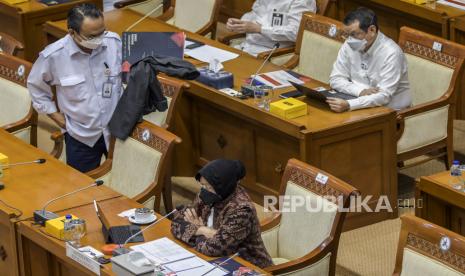 Dokumentasi. Sekretaris Jenderal Kemensos Harry Hikmat (kiri) dan Menteri Sosial Tri Rismaharini (kanan).