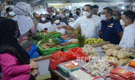 Menteri Perdagangan (Mendag) Muhammad Lutfi dan Gubernur Jawa Barat M Ridwan Kamil berbincang dengan pedagang saat meninjau harga kebutuhan pokok di Pasar Kosambi, Kota Bandung, Selasa (13/4). Mendag akan melakukan pemantauan terhadap sejumlah komoditas kebutuhan pokok selama Ramadhan agar tetap terjaga stoknya dan stabil hargannya.