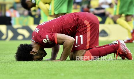 Pemain Liverpool Mohamed Salah bersujud setelah mencetak gol ketiga timnya selama pertandingan sepak bola Liga Primer Inggris antara Norwich City dan Liverpool di Stadion Carrow Road di Norwich, Inggris, Sabtu, 14 Agustus 2021.