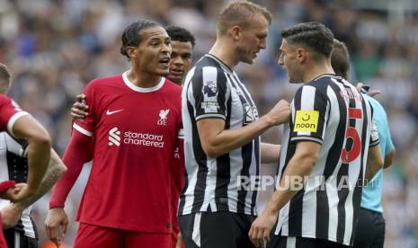 Pemain Liverpool Virgil van Dijk (kiri) terlibat keributan dengan para pemain Newcastle United, Ahad (28/8/2023). 