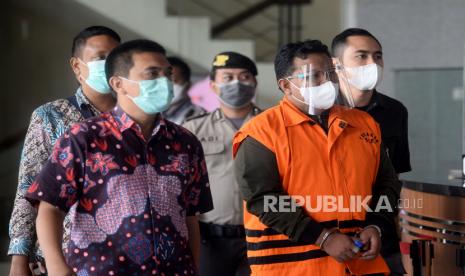 Walikota Tanjungbalai M.Syahrial menggunakan rompi tahanan seusai menjalani pemeriksaan di Gedung Merah Putih KPK, Jakarta, Sabtu (24/4). KPK resmi menahan Walikota Tanjung Balai M.Syahrial terkait kasus dugaan tindak pidana korupsi penerimaan hadiah atau janji oleh penyelenggara negara terkait penanganan perkara Wali Kota Tanjung Balai Tahun 2020-2021.Sebelumnya KPK juga telah menetapkan dan nenahan 2 orang tersangka lainnya yaitu Penyidik KPK Stepanus Robin Pattuju dan Pengacara Maskur Husain dalam kasus yang sama.Prayogi/Republika.