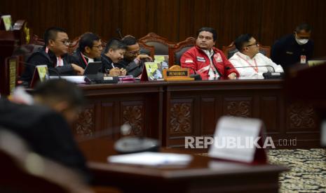 Para pemohon menghadiri sidang pembacaan putusan di Ruang Sidang Pleno Gedung MK, Jakarta, Senin (16/10/2023). Mahkamah Konstitusi (MK) menolak gugatan uji materi batas usia minimal calon presiden (capres) dan calon wakil presiden (cawapres) dalam Undang-Undang Nomor 7 Tahun 2017 tentang Pemilu. MK menolak syarat usia capres-cawapres diturunkan menjadi 35 tahun. Dengan begitu usia minimal 40 tahun tetap menjadi syarat bagi capres dan cawapres. 