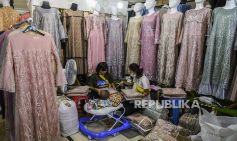 Warga memilih busana yang dijual di Thamrin City, Jakarta, Senin (3/5/2021). 