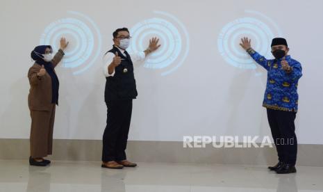 Gubernur Jawa Barat Ridwan Kamil bersama Kadisdik Jawa Barat Dedi Supandi secara simbolis melakukan pembukaan PPDB Tahun 2022 di Aula SMKN 2 Kota Bandung, Selasa (17/5). Penerimaan Peserta Didik Baru (PPDB) tahap satu akan berlangsung 6-10 Juni 2022 dan tahap dua berlangsung 23-30 Juni 2022. Untuk informasi resmi dan pendaftaran masyarakat bisa melihat di ppdb.disdik.jabarprov.go.id.