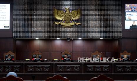 Ketu Majelis Hakim Mahkamah Konstitusi Anwar Usman (tengah) memimpin sidang pembacaan putusan di Ruang Sidang Pleno Gedung MK, Jakarta, Senin (16/10/2023). Mahkamah Konstitusi (MK) menolak gugatan uji materi batas usia minimal calon presiden (capres) dan calon wakil presiden (cawapres) dalam Undang-Undang Nomor 7 Tahun 2017 tentang Pemilu yang diajukan oleh Partai Solidaritas Indonesia (PSI). MK menolak syarat usia capres-cawapres diturunkan menjadi 35 tahun. Dalam Sidang tersebut MK juga mengabulkan uji materi terhadap UU Nomor 7 Tahun 2017 tentang Pemilihan Umum terkait batas usia capres-cawapres yang diajukan mahasiswa UNS bernama Almas Tsaqibbirru Re A. MK menyatakan batas usia capres-cawapres tetap 40 tahun kecuali sudah berpengalaman sebagai kepala daerah. 