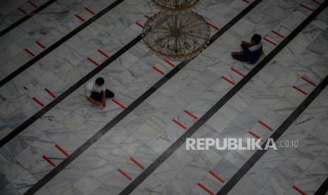 Petugas menempelkan stiker tanda jarak fisik untuk persiapan pelaksanaan shalat Idul Adha di Masjid Cut Meutia, Jakarta, Kamis (30/7). Masjid Cut Meutia akan menggelar pelaksanaan ibadah Shalat Idul Adha 1441 Hijriyah pada esok hari dengan menerapkan protokol kesehatan sebagai pencegahan penyebaran COVID-19.