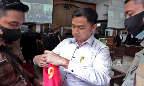 Terdakwa kasus merintangi penyidikan atau obstruction of justice pembunuhan berencana terhadap Brigadir Nopriansyah Yosua Hutabarat (Brigadir J), Arif Rahman Arifin (tengah) memakai rompi tahanan usai  menjalani sidang perdana di Pengadilan Negeri Jakarta Selatan, Rabu (19/10/2022). 