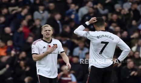 Pemain Manchester United Donny van de Beek dan Cristiano Ronaldo, kanan, bereaksi setelah pemain Aston Villa Jacob Ramsey mencetak gol ketiga timnya selama pertandingan sepak bola Liga Premier Inggris antara Aston Villa dan Manchester United di Villa Park di Birmingham, Inggris, Ahad, 6 November, 2022.