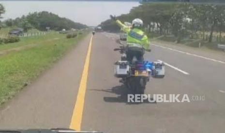 Aksi heroik polisi Indramayu lawan arus kawal ambulance Korban kecelakaan di Tol Cipali. 