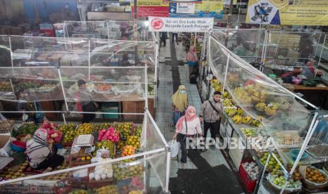 Pedagang dan pembeli bertransaksi jual beli di Pasar Gede, Solo, Jawa Tengah. 