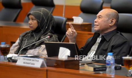 Orang Tua dari Anak yang mengidap cerebral palsy Santi Warastuti (kiri) bersama Ketua Pembina Yayasan Sativa Nusantara Prof Musri Musman (kanan) mengikuti Rapat Dengar Pendapat Umum (RDPU) dengan Komisi III DPR RI di Kompleks Parlemen, Senayan, Jakarta, Kamis (30/6/2022). Rapat tersebut mendengar aspirasi dari masyarakat terkait legalisasi ganja untuk medis.Prayogi/Republika. 