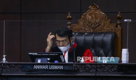 Ketua Majelis Hakim Konstitusi (MK) Anwar Usman memimpin sidang putusan gugatan Undang-Undang Nomor 11 Tahun 2020 tentang Cipta Kerja yang diajukan kelompok buruh di Mahkamah Konstitusi, Jakarta, Kamis (25/11/2021). Mahkamah Konstitusi memutuskan menolak gugatan tersebut, namun demikian UU Cipta Kerja harus diperbaiki hingga dua tahun ke depan. 