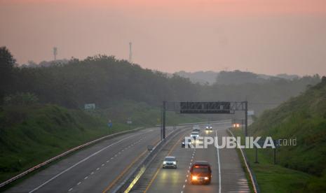 Kendaraan pemudik saat arus balik terpantau lancar di Jalan Tol Kalikangkung, Semarang, Jawa Tengah, Selasa (25/4/2023). Gerbang Tol Kalikangkung, Semarang, Jawa Tengah, terpantau lengang pada Selasa (25/4/2023) siang atau H+2 Idul Fitri 1444 Hijriah.