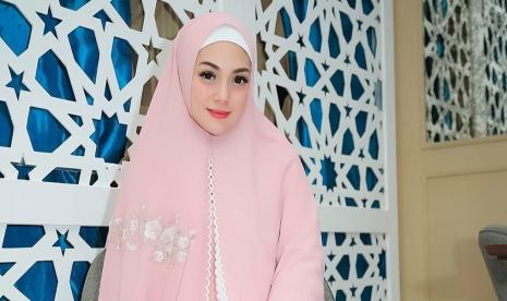 Celine Evangelista tampil berhijab