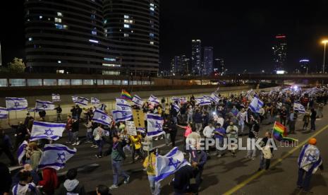 Menteri pertahanan Israel yang baru saja dipecat, Yoav Gallant, memperingatkan bahwa keamanan Israel berada dalam bahaya. Hal itu sehubungan dengan pergolakan dan gelombang demonstrasi menentang upaya perombakan yudisial yang sudah berlangsung selama tiga bulan terakhir.