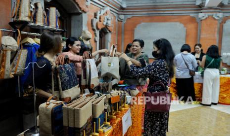 Pengunjung melakukan transaksi secara digital di Rumah BUMN, Denpasar, Bali, Kamis (26/10/2023). Program restrukturisasi kredit akan berakhir pada 2024.