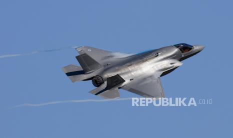 Pesawat tempur multiperan F35 milik Kementerian Pertahanan Belanda menghalau formasi tiga pesawat tempur Rusia. Pesawat Rusia yang terbang di atas Polandia itu dikawal keluar dari ruang udara tersebut.