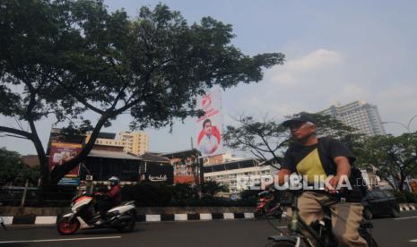 Pengendara melintas di dekat baliho bergambar putra Presiden Joko Widodo, Kaesang Pangarep di Jalan Margonda Raya, Kota Depok, Jawa Barat, Selasa (23/5/2023). Baliho yang dipasang oleh Partai Solidaritas Indonesia (PSI) Kota Depok itu untuk memperkenalkan sosok Kaesang kepada warga yang nantinya akan diusung oleh partai tersebut pada Pilkada 2024.