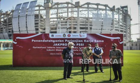 Gubernur DKI Jakarta Anies Baswedan (kedua kanan) berbincang dengan Ketua Umum KONI Pusat Letjen TNI (Purn) Marciano Norman (kedua kiri) saat Direktur Utama PT Jakarta Propertindo (Jakpro) Dwi Wahyu Daryoto (kiri) dan Sekjen PSSI Yunus Nusi (kanan) memberikan keterangan pers seusai penandatanganan perjanjian kerja sama antara Jakpro dengan PSSI di Lapangan Latih Jakarta International Stadium (JIS), Jakarta, Selasa (17/8/2021). Perjanjian kerja sama tersebut sebagai bentuk optimalisasi Jakarta International Stadium untuk pengembangan industri olahraga sepak bola Indonesia. 