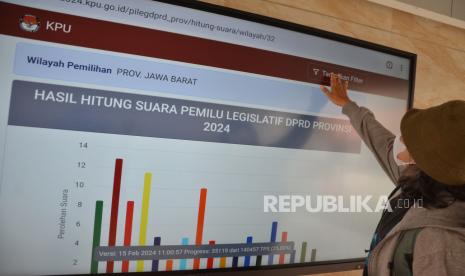 Awak media mengamati pergerakan hasil perhitungan suara Pemilu 2024, di Kantor KPU Jawa Barat (Jabar), 