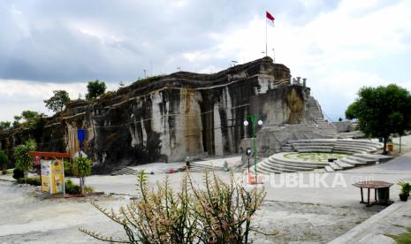 Lengangnya objek wisata imbas PPKM di Tebing Breksi, Sleman, Yogyakarta, Rabu (4/8). Selama penerapan PPKM Darurat objek wisata Tebing Breksi tutup. Untuk mengisi waktu pengelola melakukan perbaikan beberapa fasilitas penunjang wisatawan. Menurut Gabungan Industri Pariwisata Indonesia (GIPI) DIY kerugian yang ditanggung oleh pengelola wisata mencapai Rp 10 triliun selama pandemi Covid-19. Kerugian ini belum termasuk bisnis turunan yang mendukung sektor wisata.