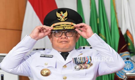 Penjabat Gubernur Jawa Timur Adhy Karyono usai pelantikan dirinya di kantor Kemendagri, Jakarta, Jumat (16/2/2024). Adhi Karyono yang sebelumnya menjabat sebagai Sekda Provinsi Jatim itu secara resmi menjadi Penjabat (Pj) Gubernur Jatim menggantikan Khofifah Indar Parawansa yang berakhir masa jabatannya pada 13 Februari 2024 lalu. 