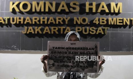 Sejumlah massa aksi menggelar unjuk rasa di Jakarta, Senin (17/9/2023), terkait dugaan pelanggaran HAM dan intimidasi yang dilakukan pihak kepolisian kepada warga Air Bangis, Pasaman Barat.