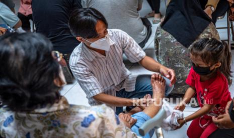 Warga keturunan Tionghoa membasuh kaki orang tua mereka saat mengikuti tradisi Bakti Basuh Kaki Orang Tua di Gedung Rasa Dharma Kawasan Pecinan Semarang, Jawa Tengah, Ahad (30/1/2022). Tradisi dalam rangka menyambut Tahun Baru Imlek 2573 tersebut sebagai  simbol pembangtian anak kepada orang tua. 