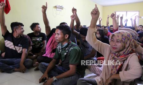 Sejumlah calon pekerja migran menunjukkan tangannya saat diperiksa petugas di Pos Perlindungan dan Penempatan Pekerja MIgran Indonesia (P4MI) Dumai, RIau. Setelah berhasil menyepakati sistem penempatan pekerja migran Indonesia (PMI) dengan Pemerintah Arab Saudi, kini Pemerintah Indonesia mulai menjajaki kerja sama serupa dengan tiga negara Timur Tengah lain. Hal ini dilakukan untuk meningkatkan penempatan PMI ke Timur Tengah sekaligus mencegah penempatan ilegal. 