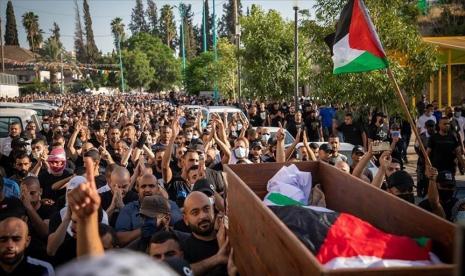 Israel pada Rabu (12/5) memberlakukan jam malam malam di kota Lod, bagian tengah Israel yang ditinggali mayoritas etnis Arab,