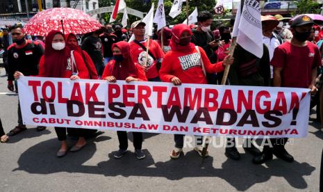 Warga yang tergabung dalam Gerakan Masyarakat Peduli Alam Desa Wadas (GEMPADEWA) bersama Solidaritas untuk Wadas menggelar aksi damai di Kantor Badan Pertanahan Nasional (BPN) Purworejo dan dilanjutkan ke Balai Besar Wilayah Sungai Serayu Opak (BBWS-SO), Yogyakarta, Kamis (6/1). Aksi tersebut merupakan bentuk penyampaian aspirasi warga Wadas menolak proses pengadaan tanah dan rencana penambangan batuan andesit untuk pembangunan Bendungan Bener, di Desa Guntur, Purworejo, Jawa Tengah