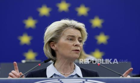 Presiden Komisi Eropa Ursula von der Leyen meminta negara-negara anggota UE untuk menghentikan impor minyak mentah dalam waktu enam bulan dan produk olahan pada akhir tahun.