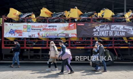 Pemudik mengikuti program Mudik Balik Bareng Honda di pelataran parkir Bhanda Ghara Reksa (BGR), Kelapa Gading, Jakarta, Senin (17/4/2023). PT Astra Honda Motor (AHM) memberangkatkan 30 armada bus untuk mengantar 1.200 pemudik dan menyediakan 15 truk untuk mengantar 600 kendaraan milik pemudik dengan rute Jakarta – Yogyakarta dan Jakarta – Semarang, serta pada arus balik AHM menyediakan 18 bus untuk 600 pemudik dan delapan truk untuk mengangkut 300 sepeda motor kembali ke Jakarta pada 25 April 2023. Pemudik Diperkirakan Masuk ke Yogyakarta Mulai Selasa