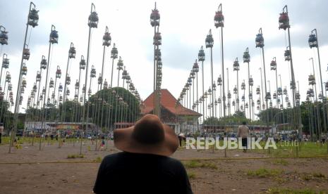 Aktivitas di Alun-Alun Selatan, Yogyakarta, Ahad (5/6/2022). Ratusan penggemar burung perkutut dari berbagai wilayah mengikuti lomba yang ditiadakan hampir dua tahun. Selain untuk pemanasan sebelum kejuaraan nasional acara ini juga menjadi daya tarik pariwisata Yogyakarta.