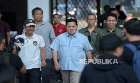 Ketua Umum PSSI Erick Thohir meninjau Stadion Utama Gelora Bung Karno (SUGBK), Jakarta, Rabu (5/6/2024). Erick akan menindak tegas siapapun yang 'bermain sabun' di kompetisi sepak bola di Tanah Air.