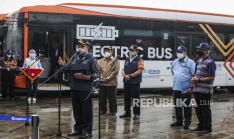 Gubernur DKI Jakarta Anies Baswedan memberikan sambutan saat peluncuran bus listrik Transjakarta di kawasan Monas, Jakarta, Selasa (8/3/2022). Dalam kesempatan itu, Anies juga mengungkapkan bahwa, capaianya vaksinasi booster untuk lansia di DKI Jakarta masih minim.